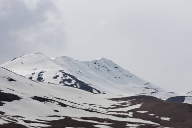 Kazbek yakınındaki Georgia dağlarda güzel manzara