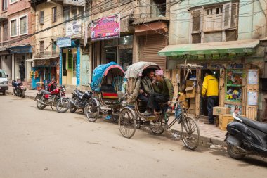 Katmandu, Nepal-Mart 16: Katmandu, Nepal 16 Mart 2015 tarihinde Katmandu sokaklarında. Nepal başkenti sokak hayatı.