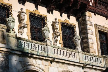 Yaz aylarında Ortaçağ Romen Peles Kalesi