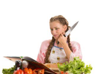 Yeşil gözlü güzelliği ile iki kuyruklu bir salata hazırlanıyor. Beyaz arka plan üzerinde izole
