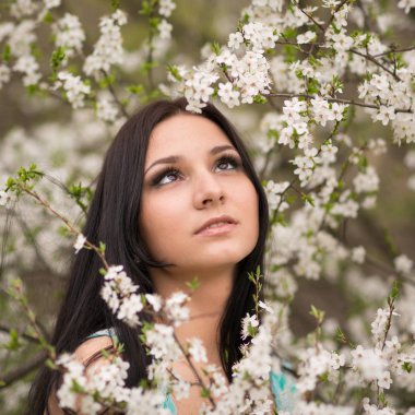 Bahar kiraz çiçekleri çekici genç kız