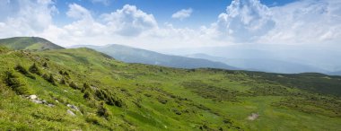 Karadağ dağ silsilesi içinde Karpatlar yaz Panoraması
