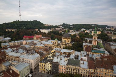 Aşağı Lviv Ukrayna şehri çatıların üzerinde göster