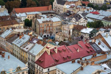 Aşağı Lviv Ukrayna şehri çatıların üzerinde göster