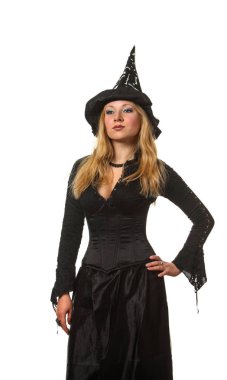 Genç bir kadın bir cadı kostüm Sit tablo yakınındaki