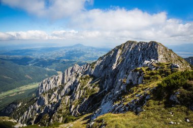 Karadağ dağ silsilesi içinde Karpatlar yaz Panoraması