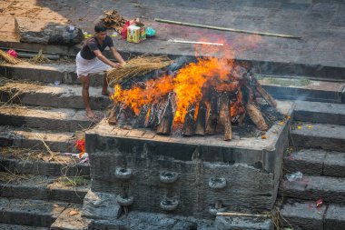 Katmandu, Nepal-Nisan 25: Pashupatinath 25, ölü yakma 2016 Katmandu, Nepal. Hindu tören kremasyon Pashupatinath Tapınağı