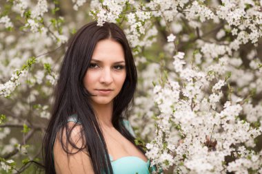 Bahar kiraz çiçekleri çekici genç kız