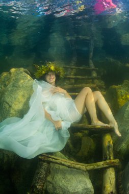 Merdivenlerden göle yakın poz elbiseli Genç zarif kadın