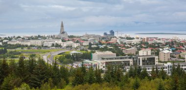 Reykjavik, İzlanda-Temmuz 25: Şehir sokakları 25, 2013 yılında Reykjavik, İzlanda. Yaşadıkları en büyük sokaklarında ülkenin nüfusunun.