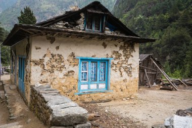 Himalaya köyü Everest Ana kampı için yolda