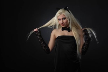Seksi kız poz bir kedi kulakları ile 
