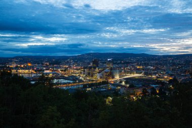 Oslo, Norveç-Temmuz 5: Oslo, Norveç'te Oslo City 5 Temmuz 2016 üstten görünüm. Üstünde belgili tanımlık tepe kamp turist görünümünden Oslo.