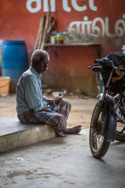 Thangaur, Hindistan-Şubat 13: Hint yaşlı adam 13, 2013 Thangaur, Hindistan'da. Hint yaşlı adam merdivenlerde otur