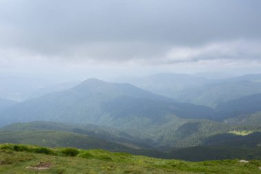 Karadağ dağ silsilesi içinde Karpatlar yaz Panoraması