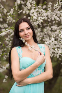 Bahar kiraz çiçekleri çekici genç kız