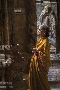 Madurai, Hindistan-Şubat 16: Madurai, Hindistan Hint Tapınağı üzerinde 16 Şubat 2013 dua. Mümin Hint tapınakta dua ediyor.