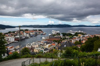 Bergen, Norveç-Temmuz 15: Görünümünü Bergen 15, Bergen, Norveç'te 2016. Ulriken tepeden şehre görüntülemek.