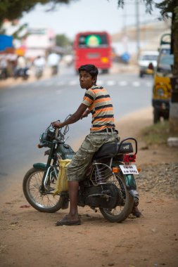 Chennai, Hindistan-Şubat 13: Bir motosiklet üzerinde 13 Şubat 2013, Chennai-Hindistan oğlum. Chennai sokaklarında bir motosiklet üzerinde çocuk.