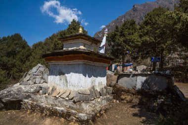 Budist stupa Everest Saha Kampı için yolda