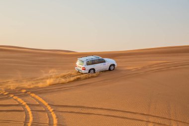 Dubai, Birleşik Arap Emirlikleri-Ocak 20: Jeep safari, 20, 2014 yılında Dubai, Birleşik Arap Emirlikleri. Arap Çölde Jeep safari.