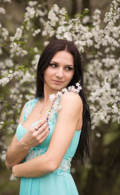 Bahar kiraz çiçekleri çekici genç kız