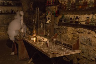 Eski bir kale laboratuarında Ortaçağ Simyacı