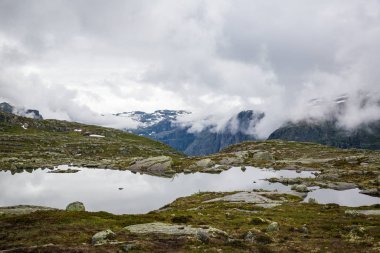 Trolltunga için yolda Norveç dağların güzel manzara