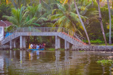 Kochin, Hindistan-Şubat 23: Hindu 23 Şubat 2013 Kochin, Hindistan'da teknede. Hindu git Cochin tekne banliyösünde tarafından