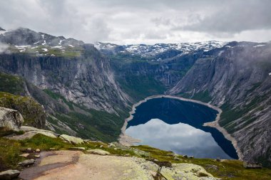 Göl Ringedalsvatnet görünümüne