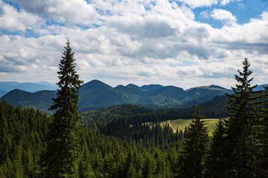 Karadağ dağ silsilesi içinde Karpatlar yaz Panoraması