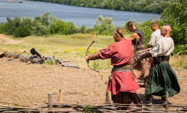 Zaporijya, Ukrayna-21 Haziran: Ukrayna Kazaklar 21, 2014 yılında Zaporijya, Ukrayna. Ukrayna kazak kazak Müzesi Khortytsya Adası üzerinde gösteri