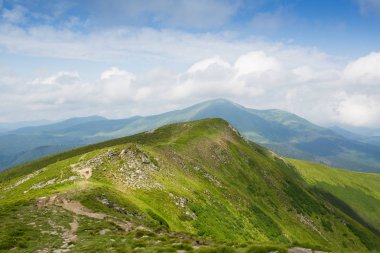 Karadağ dağ silsilesi içinde Karpatlar yaz Panoraması