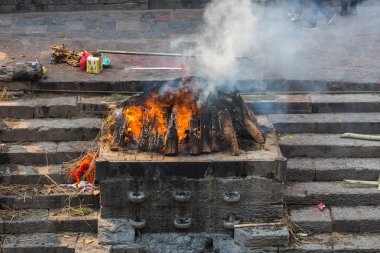Katmandu, Nepal-Nisan 25: Pashupatinath 25, ölü yakma 2016 Katmandu, Nepal. Hindu tören kremasyon Pashupatinath Tapınağı