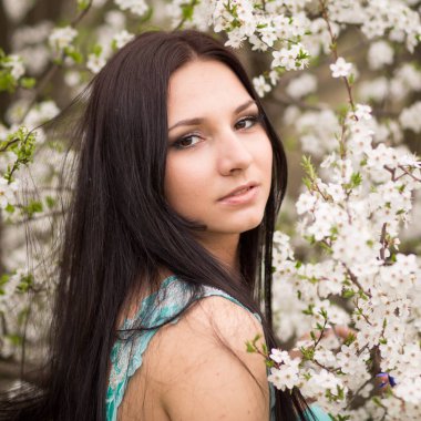 Bahar kiraz çiçekleri çekici genç kız