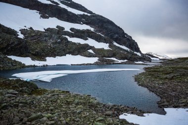 Trolltunga için yolda Norveç dağların güzel manzara