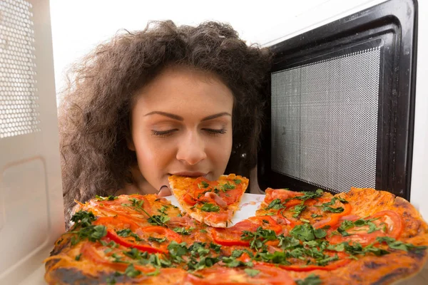 Het Meisje Krijgt Een Pizza Uit Magnetron — Stockfoto