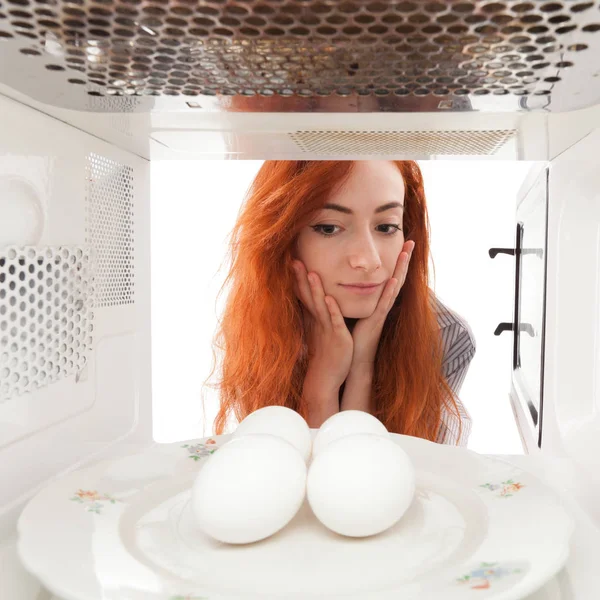 Menina Colocando Ovos Microondas — Fotografia de Stock