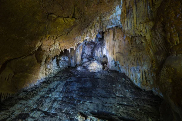 Печера Кримських Dublyanskogo Плато Qarabiy Яйла — стокове фото