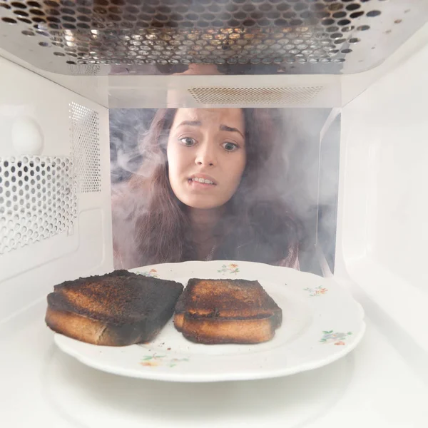 Jovem Menina Queimar Torradas Microondas — Fotografia de Stock