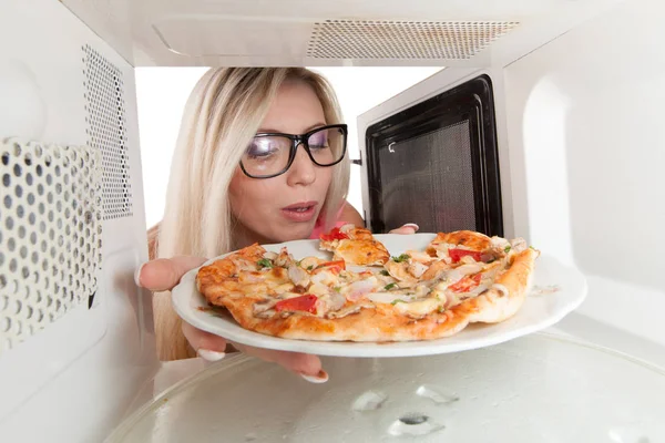 Gadis Yang Menarik Membuka Microwave — Stok Foto