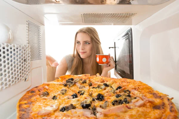 Menina Olhando Para Uma Pizza Microondas — Fotografia de Stock