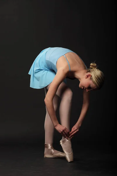 Bela Jovem Bailarina Loira Fundo Preto — Fotografia de Stock