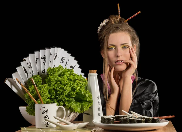 Jovem Esbelta Menina Olhos Verdes Comendo Sushi — Fotografia de Stock