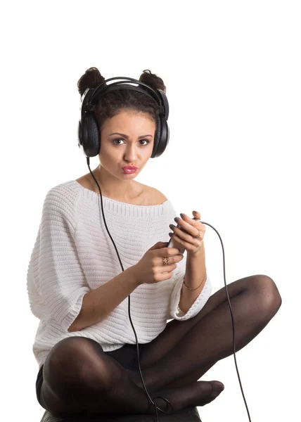 Genç Esmer Kıvırcık Kulaklık Ile Müzik Dinlemek — Stok fotoğraf
