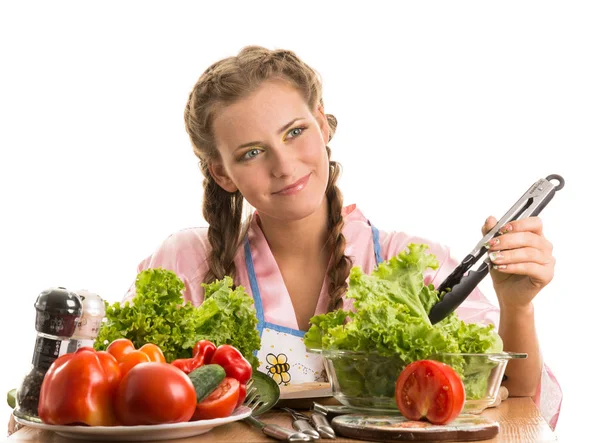 Beleza Olhos Verdes Com Duas Tranças Está Preparando Uma Salada — Fotografia de Stock