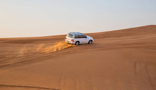 ドバイ アラブ首長国連邦 ジープ サファリ ドバイ アラブ首長国連邦で 2014 アラブの砂漠でジープ サファリ — ストック写真