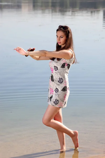 Atrakcyjna Kobieta Sukienkę Plaży Przy Użyciu Spray — Zdjęcie stockowe