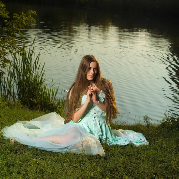 Bella Ragazza Vestito Sulla Natura — Foto Stock