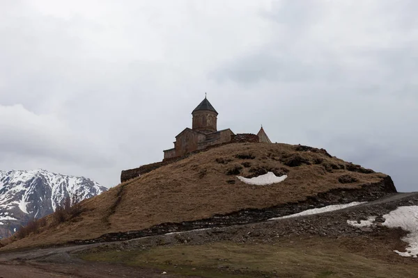 Gergeti Dreifaltigkeitskirche Frühling — Stockfoto